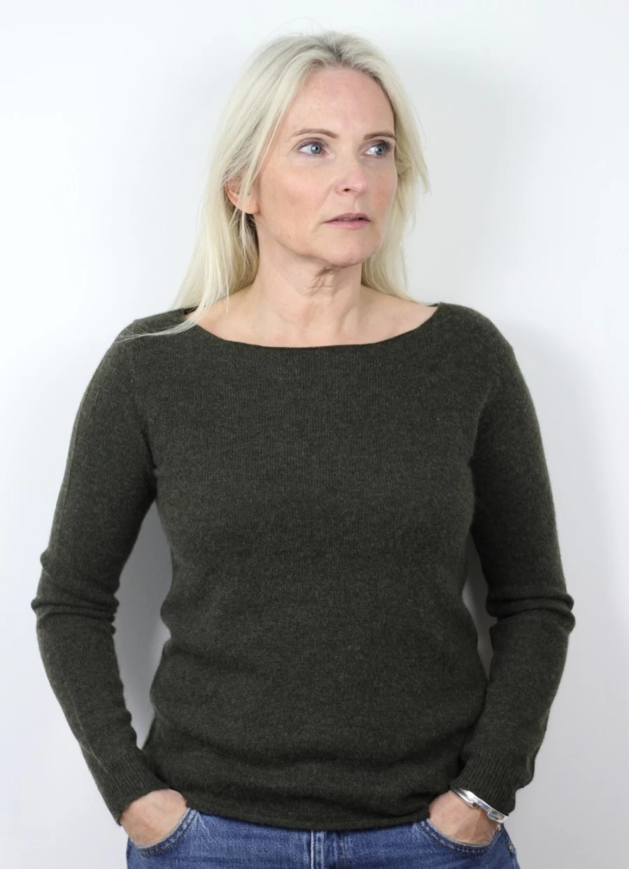 Sass & Edge Women's Renfrew Cashmere Boat Neck Sweater in Army Green