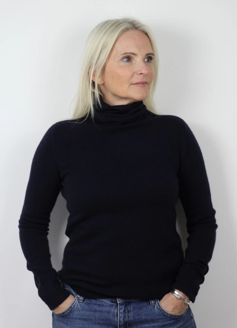 Sass & Edge Women's Flodden Cowl Neck Cashmere Scarf in Black
